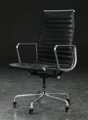 Charles Eames. Kontorstol, Aluminium Group, sort læder.
