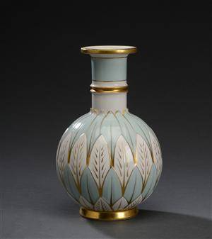 Vase af porcelæn Kgl.P. dekoreret i lysegrøn og guld.