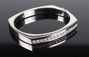 Armring, 18 kt. hvidguld med 15 brillanter 