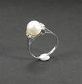Ring in Weißgold mit Perle und Diamanten