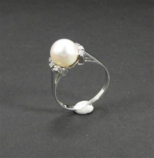 Ring in Weißgold mit Perle und Diamanten
