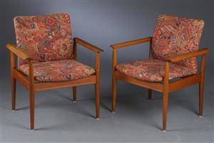 Finn Juhl. Et par armstole af teaktræ med broget betræk, model diplomat 