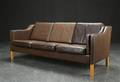 Tre-personers sofa, brunt læder, dansk møbelproducent