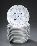 Kongelig Porcelæn riflet musselmalet 13tallerkener.