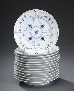 Kongelig Porcelæn riflet musselmalet 13tallerkener.