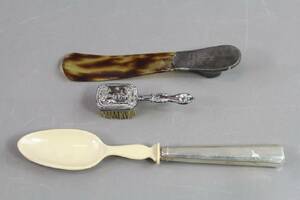 Skohorn, sked och borste med detaljer i silver