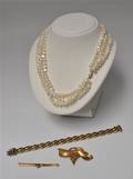 En samling smykker af guld og halskæde med ferskvandskulturperler. 4