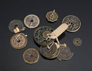 Kinesiske mønter samt amuletter 13