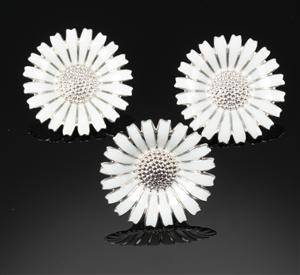 Georg Jensen. Daisy øreclips samt ring af sterlingsølv med emaille 3