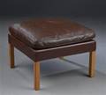 Børge Mogensen. Skammel betrukket med læder, model 2202 