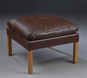 Børge Mogensen. Skammel betrukket med læder, model 2202