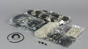 Samling bijouteri, læderarmbånd m.m. 