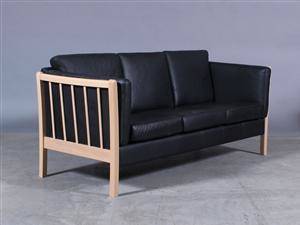 Dansk møbelproducent. Tre-pers. sofa