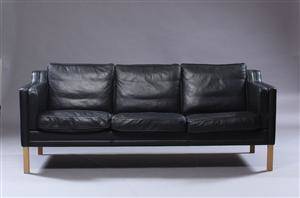 Dansk møbelproducent. Tre-pers. sofa