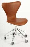 Arne Jacobsen. Kontorstol Syveren, cognacfarvet læder