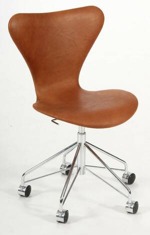 Arne Jacobsen. Kontorstol Syveren, cognacfarvet læder
