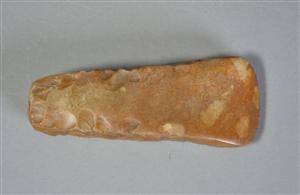 Dansk oldtid. Stenøkse med hulslibning. L. 12,5 cm.