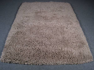 Tæppe. 255 x 180 cm.