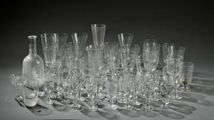 En samling glas, karafel og målebæger bl.a. Holmegaard 52