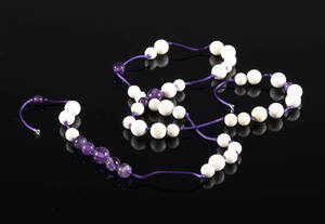 Ole Lynggaard. Halskæde med perler af ben og ametyst