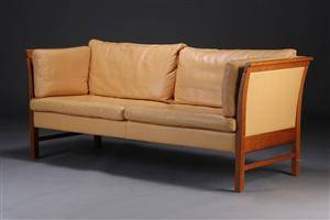 Dansk møbelproducent. 2½-pers. sofa, massivt kirsebærtræ