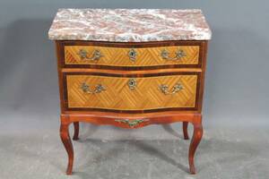 Byrå i rokokostil med stenskiva och mässingsbeslag