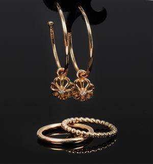 Pandora. Et par creoler med brillanter samt et par ring af 14 kt. guld 4