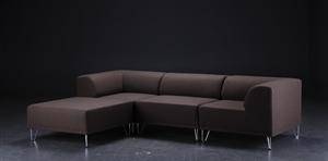 Nomad modulsofa betrukket med brunt filtuldstof fra italienske Velvetex, forkromede ben