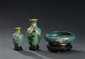 En samling kinesisk cloisonné effekter To vaser og skål. 3.