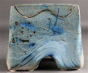 Ubekendt dansk kunstner. Lågvase af blåglaseret keramik, 1992