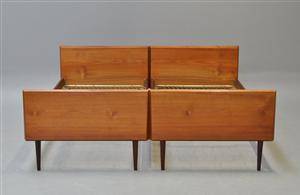 Dansk møbelproducent. To senge af teak. 2