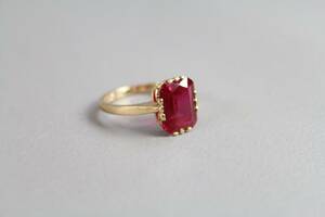 Ring i guld 18 k med röd sten