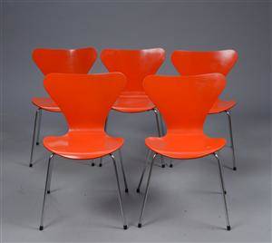 Arne Jacobsen. Sæt på fem 7er stole 5