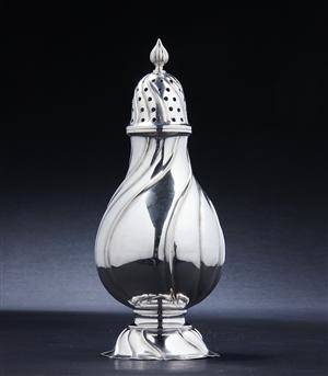 Strøbøsse af sølv i rokokoform, 1900-tallets første halvdel