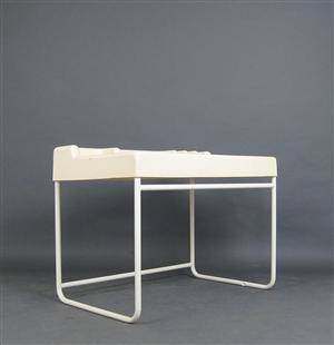 Schreibtisch der 196070er Jahre in Kunststoff