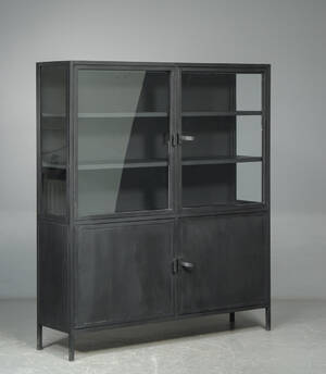 Glasvitrine i industrielt design