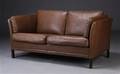 Dansk møbelproducent. To-pers. sofa, brunt skind