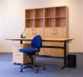 Duba B8 - arbejdsstation med hæve-sænkebord, skuffemodul, reolvæg med låger, Luxo bordlampe og Håg kontorstol 9 