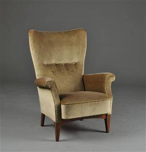 Lænestol med stel af nøddepoleret bøgetræ, overpolstret med velur.