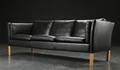 Tre-pers. sofa, sort læder, dansk møbelproducent
