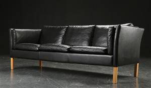 Tre-pers. sofa, sort læder, dansk møbelproducent