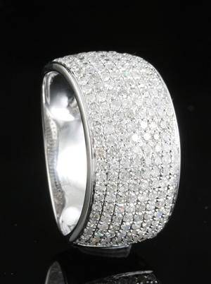 18kt Diamond ring, approx 1.75ct. 