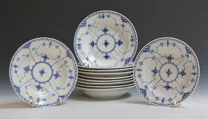 Royal Copenhagen. Et sæt på 11 Musselmalede halvblonde dybe tallerkener af porcelæn. 11