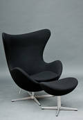 Arne Jacobsen, lænestol og skammel, model 3316 og 3127 2.