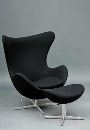 Arne Jacobsen, lænestol og skammel, model 3316 og 3127 2.