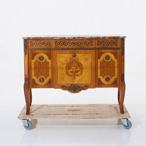 Byrå i gustaviansk stil 