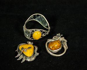 Broscher och armband i silver och bärnsten 3