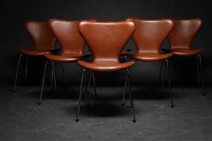 Arne Jacobsen. Sæt på seks stole, model 3107 betrukket med cognac farvet læder 6