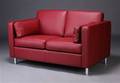 Dansk møbelproducent. To-pers. sofa, rødt skind