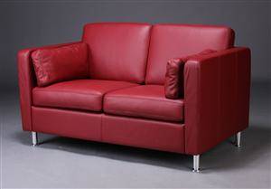 Dansk møbelproducent. To-pers. sofa, rødt skind